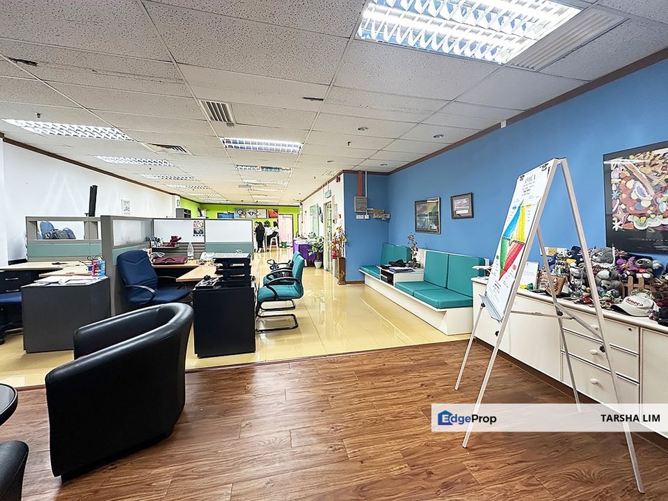 Well maintained move in condition office selling log stock barrel, Selangor, Petaling Jaya