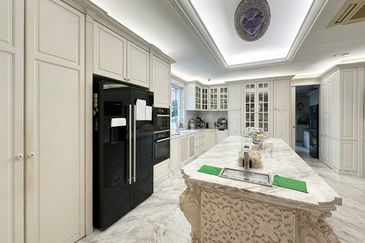 24 hours guarded bungalow with  6parking, pool, jacuzzi and smart home