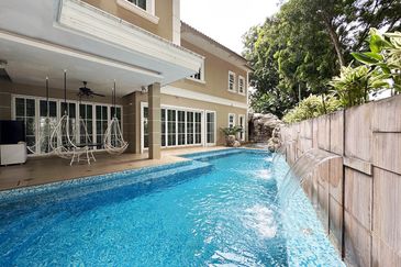 24 hours guarded bungalow with  6parking, pool, jacuzzi and smart home