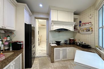 24 hours guarded bungalow with  6parking, pool, jacuzzi and smart home