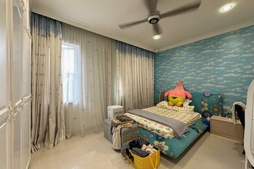 24 hours guarded bungalow with  6parking, pool, jacuzzi and smart home