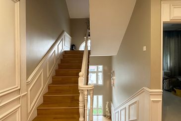 24 hours guarded bungalow with  6parking, pool, jacuzzi and smart home