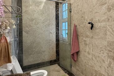 24 hours guarded bungalow with  6parking, pool, jacuzzi and smart home