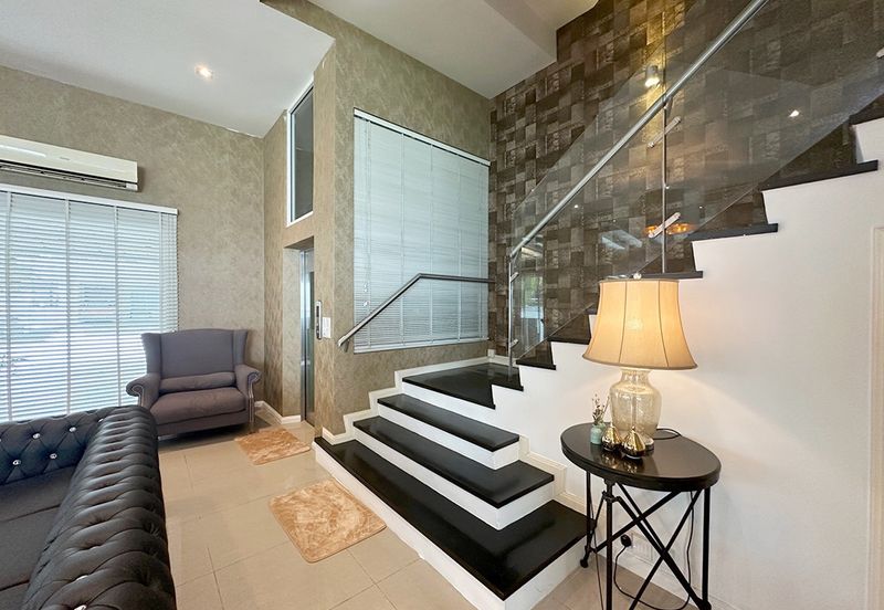 Modern elegent id renovated ex showroom corner semi-d with lift