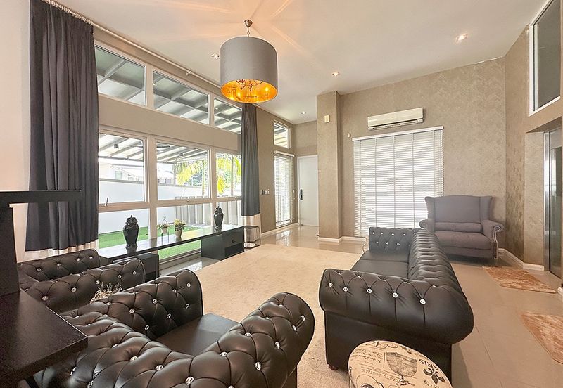 Modern elegent id renovated ex showroom corner semi-d with lift