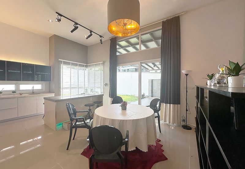 Modern elegent id renovated ex showroom corner semi-d with lift