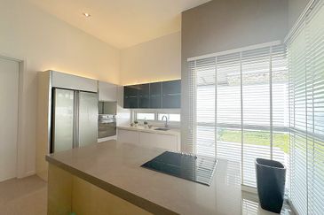 Modern elegent id renovated ex showroom corner semi-d with lift