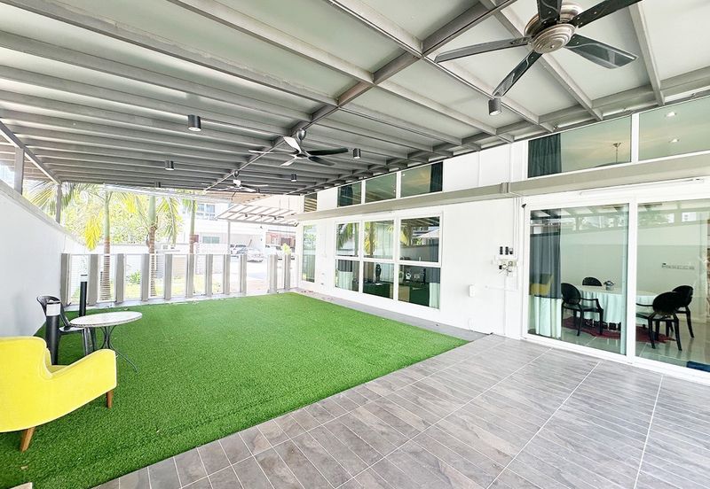 Modern elegent id renovated ex showroom corner semi-d with lift