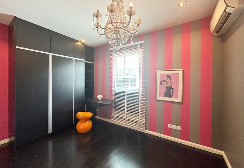 Modern elegent id renovated ex showroom corner semi-d with lift