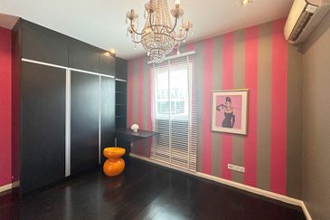 Modern elegent id renovated ex showroom corner semi-d with lift