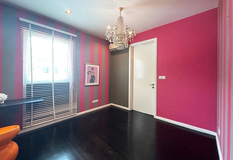 Modern elegent id renovated ex showroom corner semi-d with lift