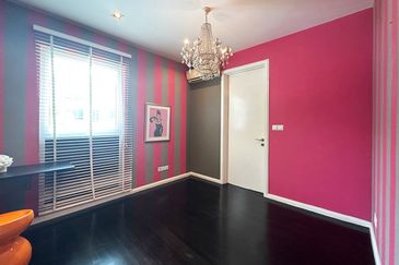 Modern elegent id renovated ex showroom corner semi-d with lift