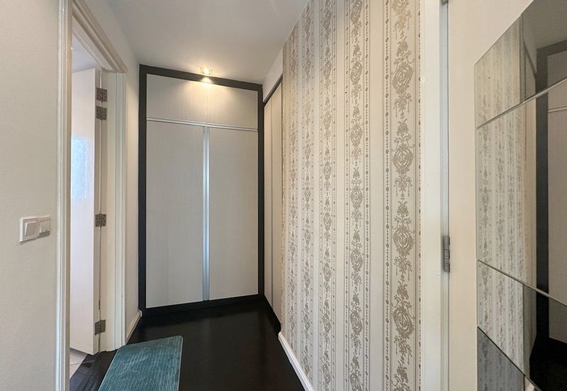 Modern elegent id renovated ex showroom corner semi-d with lift