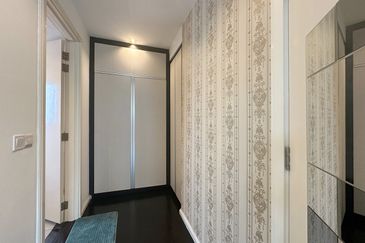 Modern elegent id renovated ex showroom corner semi-d with lift