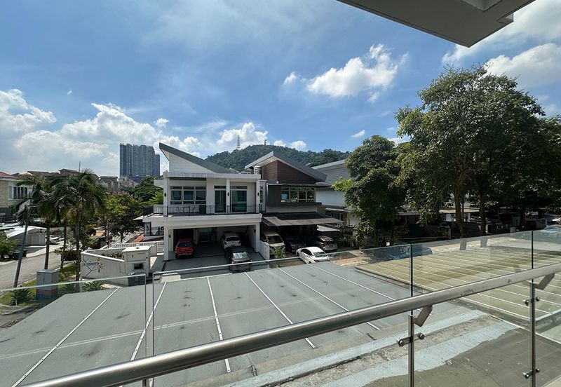 Modern elegent id renovated ex showroom corner semi-d with lift