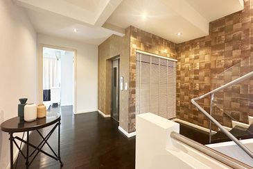 Modern elegent id renovated ex showroom corner semi-d with lift