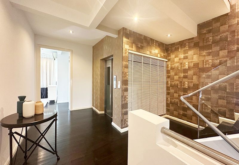 Modern elegent id renovated ex showroom corner semi-d with lift