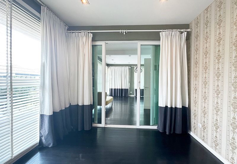 Modern elegent id renovated ex showroom corner semi-d with lift