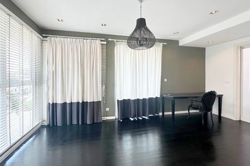 Modern elegent id renovated ex showroom corner semi-d with lift