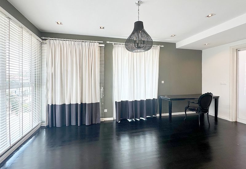 Modern elegent id renovated ex showroom corner semi-d with lift