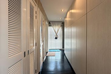 Modern elegent id renovated ex showroom corner semi-d with lift