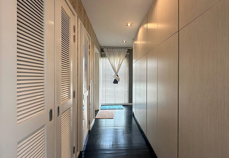 Modern elegent id renovated ex showroom corner semi-d with lift