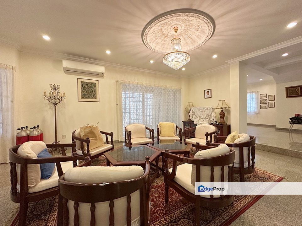 Bungalow located at quiet serenity environment with ample of parking and back yard garden., Kuala Lumpur, Damansara Heights