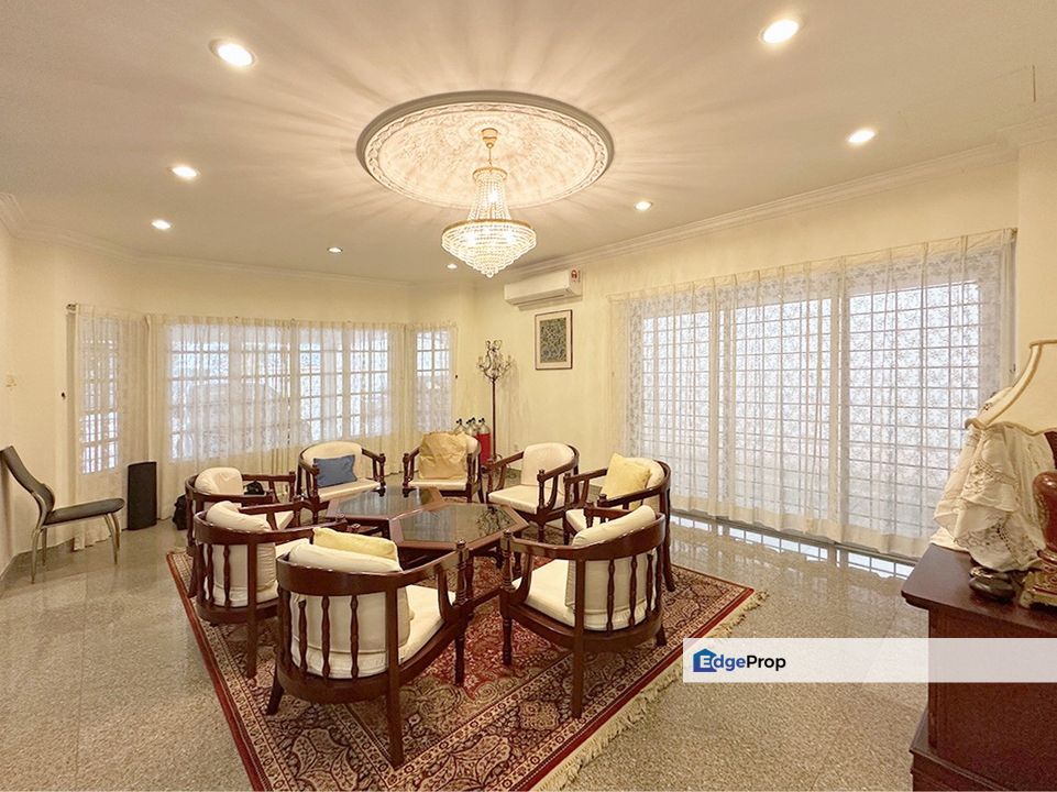 Bungalow located at quiet serenity environment with ample of parking and back yard garden., Kuala Lumpur, Damansara Heights