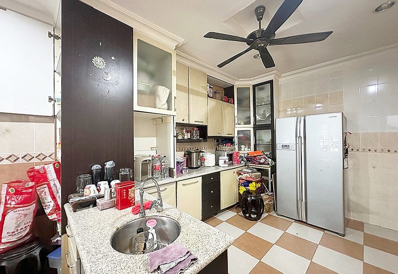 24 hours guarded community safe and quiet all time