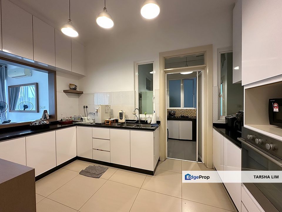 Good furnished and move in condition 4 plus 1 room unit ready to move in, Selangor, Mutiara Damansara