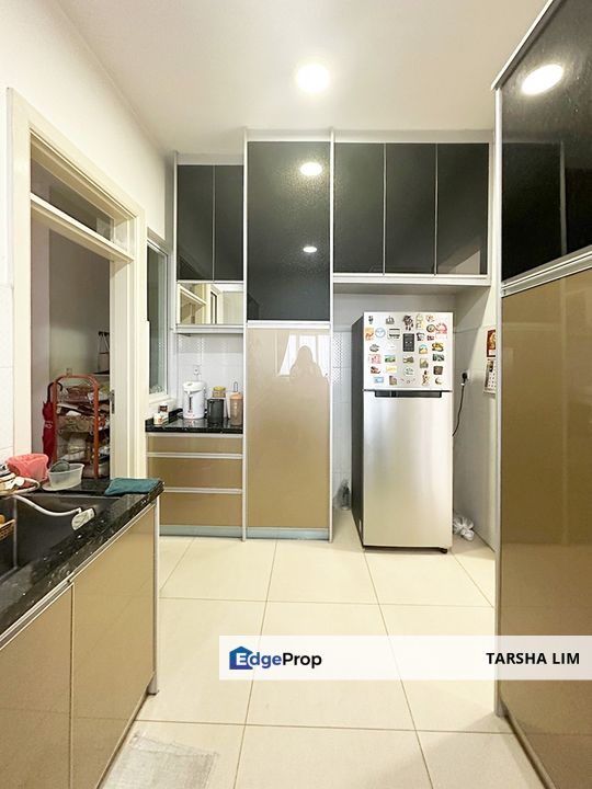 Comfy good size unit comes with 4 plus 1 rooms facing green hill view, Selangor, Mutiara Damansara