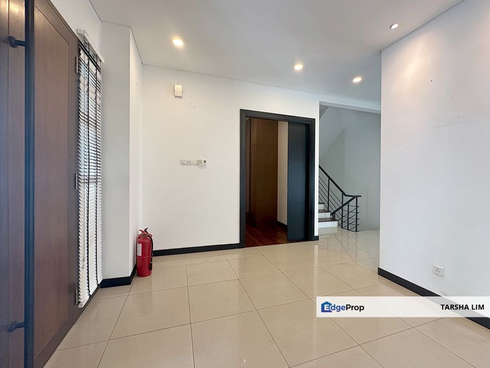 24 hours gated guarded semi d with large land good for building pool or house extension, Kuala Lumpur, Segambut