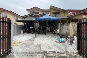 End Lot 2-Storey Jalan Kemboja, Bukit Beruntung