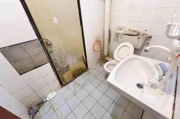 End Lot 2-Storey Jalan Kemboja, Bukit Beruntung