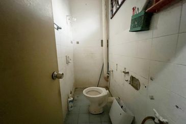 End Lot 2-Storey Jalan Kemboja, Bukit Beruntung