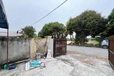 End Lot 2-Storey Jalan Kemboja, Bukit Beruntung