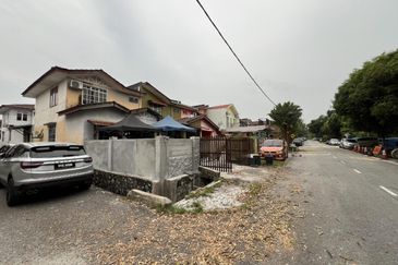 End Lot 2-Storey Jalan Kemboja, Bukit Beruntung