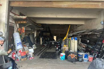 1.5 Storey Factory @ Taman Perindustrian Tiram, Ulu Tiram, Johor.