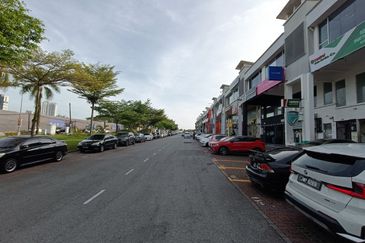 2 Storey Shop With Mezzanine @ Pusat Perdagangan Kebun Teh, Johor Bahru.