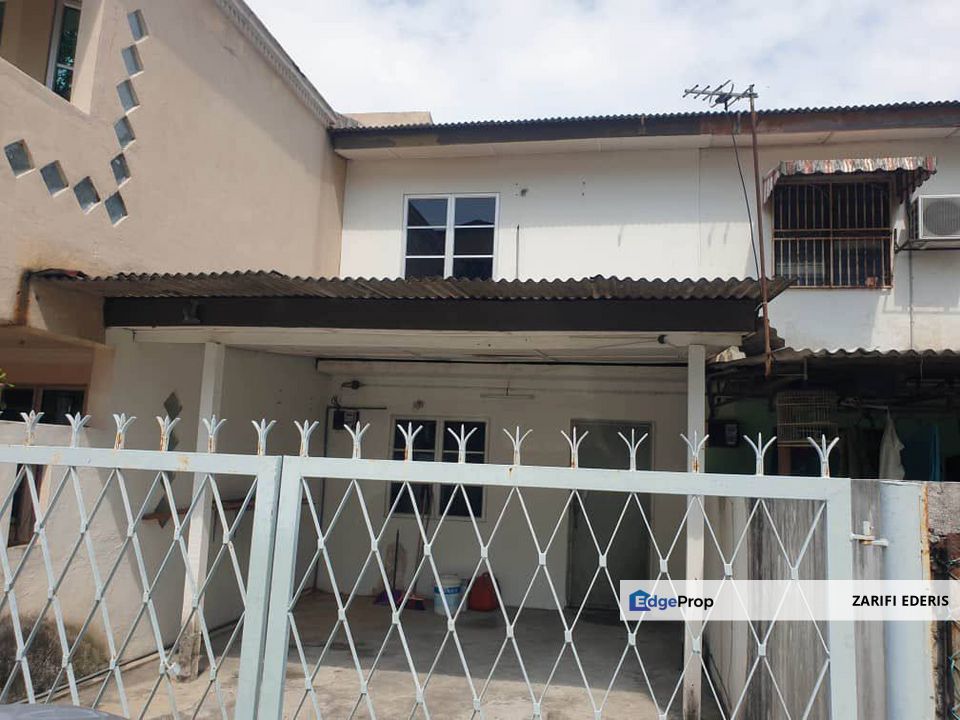 Refurbished Unit Facing Open Double Storey Terrace House Section 18