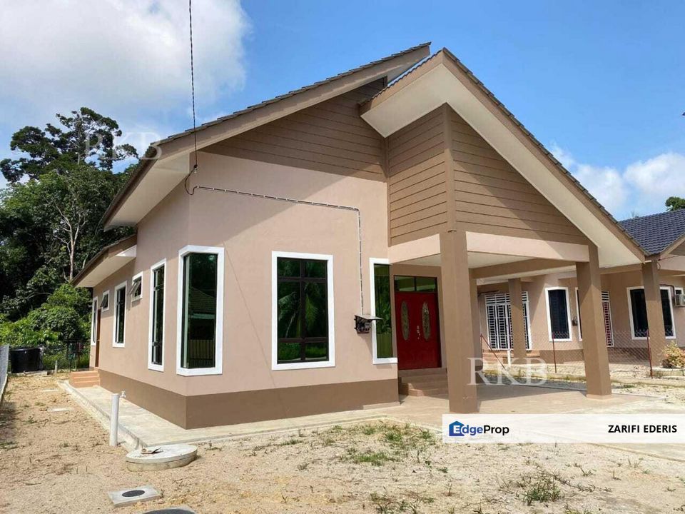 BEBAS BANJIR dan DEKAT DENGAN SEKOLAH Rumah Banglo Cantik 4 Bilik di Wakaf Bharu Kota Bharu Kelantan untuk Di Jual, Kelantan, Kota Bharu