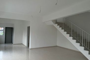 M Senyumia Salak Tinggi