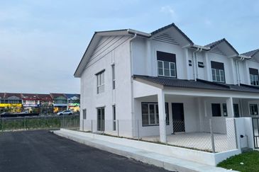 M Senyumia Salak Tinggi