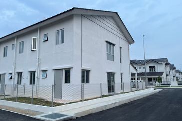 M Senyumia Salak Tinggi