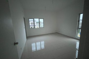 M Senyumia Salak Tinggi