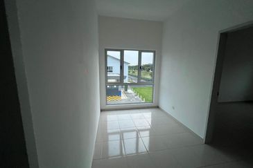 M Senyumia Salak Tinggi