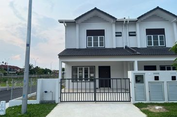 M Senyumia Salak Tinggi