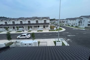 M Senyumia Salak Tinggi