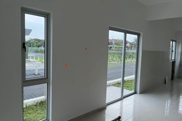 M Senyumia Salak Tinggi