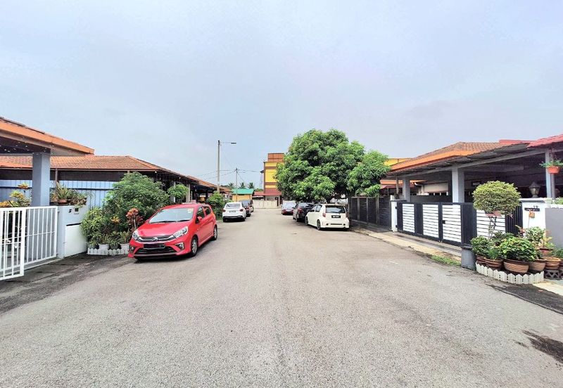 Jalan Sopan, Johan Setia